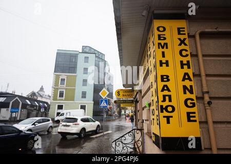 Ivano-Frankivsk, Ukraine - März 2023: Geldwechsler, Wechselstube in der Stadt. Stockfoto