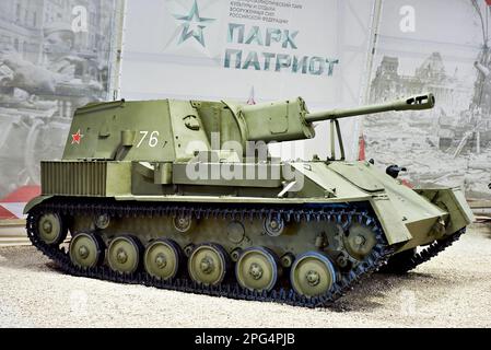 PARK PATRIOT, KUBINKA, MOSKAU, RUSSLAND - 11. Juli 2017: Sowjetische Selbstfahrpistole SU-76 Stockfoto