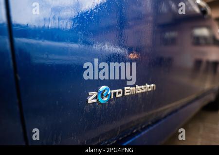 Ivano-Frankivsk, Ukraine - März 2023: „Zero Emission“-Logo auf einem Nissan Leaf Elektroauto. Stockfoto