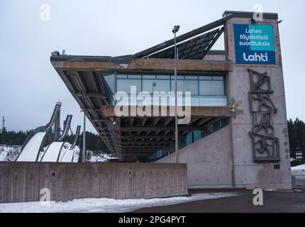 Lahti Stadium im Winter mit Skisprungtürmen im Hintergrund. Lahti, Finnland. 19. März 2023. Stockfoto