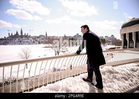 Ottawa, Kanada. 20. März 2023. Hubertus Heil (SPD), Bundesminister für Arbeit und Soziales, während eines Spaziergangs zwischen den Ernennungen in Ottawa. Ziel der Reise ist es, Gespräche mit den für Arbeitsmarktpolitik, Einwanderung und öffentliche Sicherheit zuständigen Ministern zu führen. Das Thema ist die Anziehung qualifizierter Arbeitskräfte. Der Minister möchte auch etwas über das kanadische Einwanderungsrecht erfahren. Kredit: Britta Pedersen/dpa/Alamy Live News Stockfoto