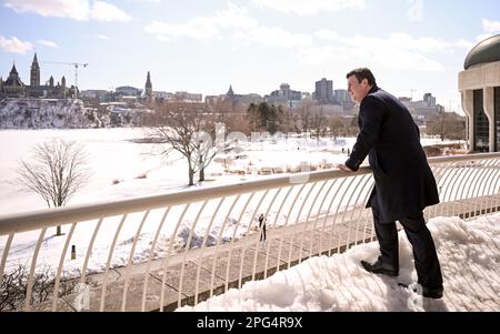 Ottawa, Kanada. 20. März 2023. Hubertus Heil (SPD), Bundesminister für Arbeit und Soziales, während eines Spaziergangs zwischen den Ernennungen in Ottawa. Ziel der Reise ist es, Gespräche mit den für Arbeitsmarktpolitik, Einwanderung und öffentliche Sicherheit zuständigen Ministern zu führen. Das Thema ist die Anziehung qualifizierter Arbeitskräfte. Der Minister möchte auch etwas über das kanadische Einwanderungsrecht erfahren. Kredit: Britta Pedersen/dpa/Alamy Live News Stockfoto