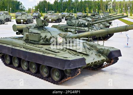 PARK PATRIOT, KUBINKA, MOSKAU, RUSSLAND - 11. Juli 2017: Die wichtigsten Kampfpanzer der Sowjets T-64 und T-72 Stockfoto