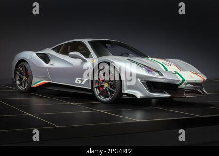 BRÜSSEL, BELGIEN – 26. DEZEMBER 2022: 2019 Ferrari 488 Pista Piloti (Farbe Nurburgring Silber) in Autoworld Brüssel Stockfoto