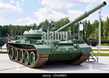 PARK PATRIOT, KUBINKA, MOSKAU, RUSSLAND - 11. Juli 2017: Sowjetischer Hauptkampfpanzer T-62 Stockfoto