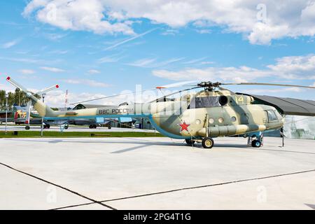 PARK PATRIOT, KUBINKA, REGION MOSKAU, RUSSLAND - 11. Juli 2017: Mi-8 russischer mittelgroßer Hubschrauber mit zwei Turbinen Stockfoto