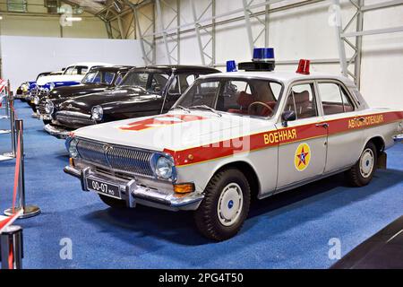 PARK PATRIOT, KUBINKA, MOSKAU REGION, RUSSLAND - 11. Juli 2017: Sowjetisches Auto Volga militärische Verkehrskontrolle in einem Museum Stockfoto