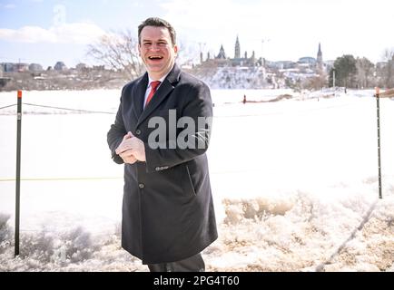 Ottawa, Kanada. 20. März 2023. Hubertus Heil (SPD), Bundesminister für Arbeit und Soziales, während eines Spaziergangs zwischen den Ernennungen in Ottawa. Ziel der Reise ist es, Gespräche mit den für Arbeitsmarktpolitik, Einwanderung und öffentliche Sicherheit zuständigen Ministern zu führen. Das Thema ist die Anziehung qualifizierter Arbeitskräfte. Der Minister möchte auch etwas über das kanadische Einwanderungsrecht erfahren. Kredit: Britta Pedersen/dpa/Alamy Live News Stockfoto