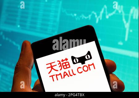 China. 15. Februar 2023. In dieser Fotoabbildung wird das Logo der chinesischen Online-Shopping-Website im Besitz der Alibaba Group, Tmall, auf einem Smartphone mit einer Grafik des Börsenindex im Hintergrund angezeigt. (Kreditbild: © Budrul Chukrut/SOPA Images via ZUMA Press Wire) NUR REDAKTIONELLE VERWENDUNG! Nicht für den kommerziellen GEBRAUCH! Stockfoto