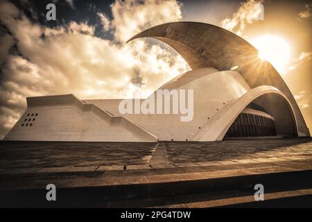 Teneriffa Auditorium vor der hellen Sonne, markante Architektur, Santa Cruz Konzerthauptstadt, Auditorio de Teneriffa Stockfoto