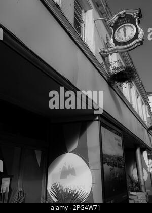 Schwarzweißfoto des Closed Marks and Spencer Store mit The Changing Nature of the High Street, Falmouth, Cornwall, England, Großbritannien. Stockfoto