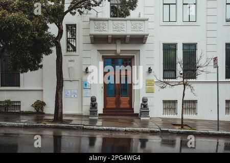 Ein allgemeiner Blick auf den Außenbereich des Generalkonsulats der Volksrepublik China in San Francisco zeigt ein großes Gebäude mit einem rot-goldenen Schild über dem Eingang. Das Gebäude hat mehrere Stockwerke und große Fenster und ist von einem gepflegten Rasen und einem hohen Zaun umgeben. Das Generalkonsulat der Volksrepublik China in San Francisco sieht sich seit der Wiedereröffnung Chinas für Besucher mit langen Wartezeiten für die Bearbeitung von Visumanträgen einer erheblichen Herausforderung gegenüber. Die langen Wartezeiten für die Bearbeitung von Visumanträgen haben für viele zu Frustration und Unannehmlichkeiten geführt, was sich auf ihre tr Stockfoto