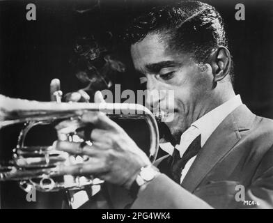 Sammy Davis Junior in seiner Blüte spielt Trompete mit seiner Markenzigarette in der Hand Stockfoto