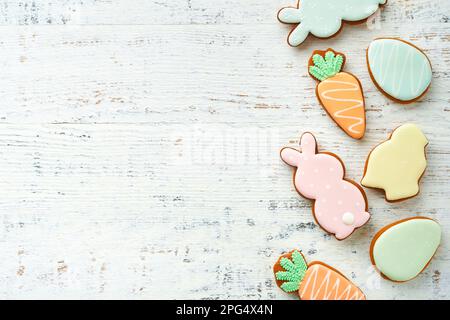 Zu Ostern hausgemachte Lebkuchenkaninchen, Karotten, Hühner und Eier-Gebäck. Festliches Weihnachtskonzept mit süßen Speisen. Osterbäckerei oder Dekorationsidee. W Stockfoto