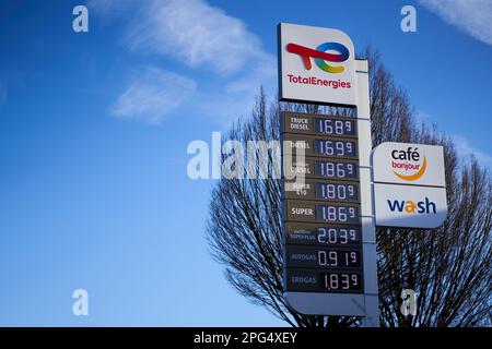 Kirchheim, Deutschland - 19. Februar 2022: Preisplatine am Morgen. Hohe und teure Kraftstoffpreise in europa. TotalEnergies. Stockfoto