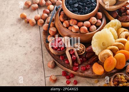 TU Bishvat-Festungskonzept. Mischung aus Trockenfrüchten und Nussmandeln, Haselnüssen, Walnüssen, Aprikosen, Pflaumen, Kirschen, Rosinen, Datteln, Äpfel, Feigen Stockfoto