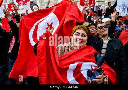 Tunis, Tunesien. 20. März 2023. Die Tunesier feiern den 67. Jahrestag des Unabhängigkeitstages Tunesiens in der Habib Bourguiba Avenue der Hauptstadt Tunis. Die Teilnehmer warfen mehrere Banner zur Unterstützung von Präsident Kais Saied auf und schwenkten gleichzeitig tunesische Flaggen. Der tunesische Unabhängigkeitstag wird jedes Jahr am 20. März gefeiert und erinnert an den Tag im Jahr 1956, an dem Tunesien nach Jahren der Kolonialisierung Unabhängigkeit von Frankreich erlangte. (Kreditbild: © Hasan mrad/IMAGESLIVE via ZUMA Press Wire) NUR REDAKTIONELLE VERWENDUNG! Nicht für den kommerziellen GEBRAUCH! Stockfoto