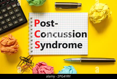 PCS-Postconcussion-Syndrom-Symbol. Konzeptbegriffe PCS-Postconcussion-Syndrom auf weißer Note auf schönem gelben Hintergrund. Schwarzer Stift. Medizinische und Stockfoto
