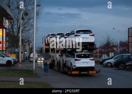 Warschau, Polen. 20. März 2023. Am 20. März 2023 werden bei einem Autohändler in Warschau, Polen, brandneue Fahrzeuge auf einem Lieferwagen gestapelt gesehen. Im vergangenen Jahr gingen die Fahrzeugverkäufe in Polen um 7 Prozent zurück. (Foto: Jaap Arriens/Sipa USA) Guthaben: SIPA USA/Alamy Live News Stockfoto