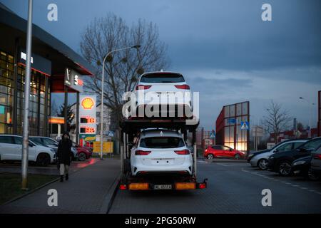 Warschau, Polen. 20. März 2023. Am 20. März 2023 werden bei einem Autohändler in Warschau, Polen, brandneue Fahrzeuge auf einem Lieferwagen gestapelt gesehen. Im vergangenen Jahr gingen die Fahrzeugverkäufe in Polen um 7 Prozent zurück. (Foto: Jaap Arriens/Sipa USA) Guthaben: SIPA USA/Alamy Live News Stockfoto