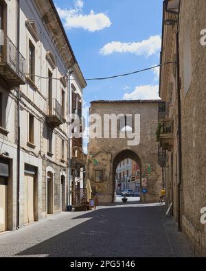 Sulmona, L'Aquila, Italien - 25. August 2022: Porta Napoli ist das südliche Tor zur mittelalterlichen Stadt. Stockfoto