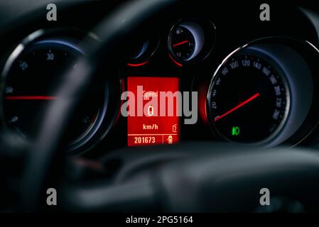 Nahaufnahme des Armaturenbretts eines Autos mit digitalem Tachometer Stockfoto