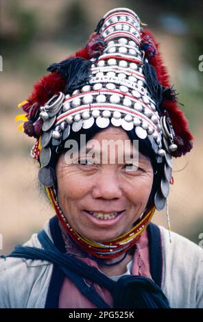 Thailand. Chiang Rai. Akha-Leute. Porträt einer Stammesfrau im traditionellen Kopfschmuck. Stockfoto