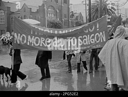 Thieu muss gehen, keine Hilfe mehr für Saigon-Banner, die 1975 von Demonstranten des Vietnamkriegs in San Francisco, Kalifornien, getragen wurde Stockfoto