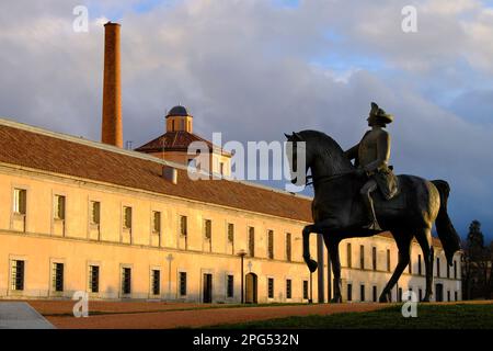 Die Statue von Karl III., Werk des Künstlers Ramiro Ribas, vor der königlichen Glasfabrik von La Granja in Real Sitio de San Ildefonso, Provinz Stockfoto