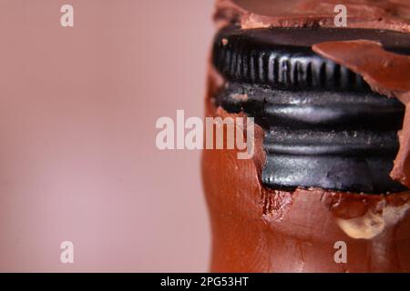 Der Hals eines alten 1939-Whiskey-Flaschenmakros Stockfoto