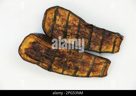 Eine Scheibe gegrillte Aubergine auf einem weißen Teller Stockfoto