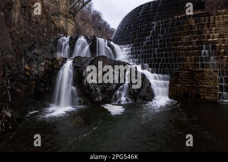 Ein Blick aus der Vogelperspektive über den Croton Gorge Damm im Bundesstaat New York an einem bewölkten Tag. Stockfoto