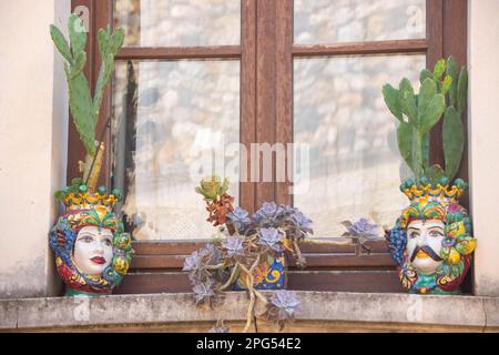 In Taormina, Italien , am 03 - 09 - 2022 - traditionelle Keramikmaurköpfe, Sizilien, Italien Stockfoto
