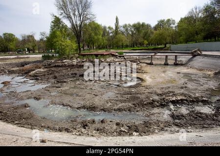 Ökologische Katastrophe. Trocknender See im Stadtpark. Trockener Sumpfsee verschwindet, Idee und Konzept von Umweltschutz, Dürre, Erwärmung und Cata Stockfoto