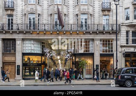 London, UK -15. Dezember 2022, Piccadilly Arcade Exterieur von der Piccadilly Side - eine hochwertige Galerie mit Mode- und Luxusgeschäften in Mayfair, London. Stockfoto