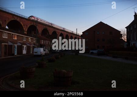 LNER Hitachi Azuma Zug überquert Yarm Viadukt über einer Reihe von Reihenhäusern, in der West Street Yarm on Tees, Großbritannien Stockfoto