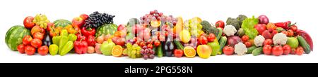 Bunte, mehrfarbige Beeren, Obst und Gemüse, isoliert auf weißem Hintergrund. Stockfoto