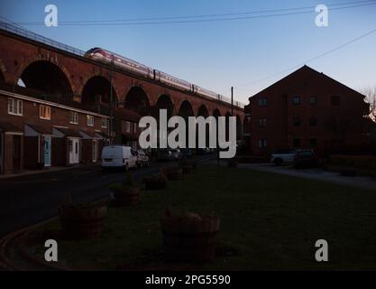 LNER Hitachi Azuma Zug überquert Yarm Viadukt über einer Reihe von Reihenhäusern, in der West Street Yarm on Tees, Großbritannien Stockfoto