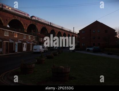 LNER Hitachi Azuma Zug überquert Yarm Viadukt über einer Reihe von Reihenhäusern, in der West Street Yarm on Tees, Großbritannien Stockfoto