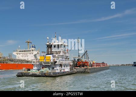 Galveston, Texas, USA - Februar 2023: Industrielles Schleppboot Collingsworth schiebt ein Tankschiff im Hafen der Stadt Stockfoto