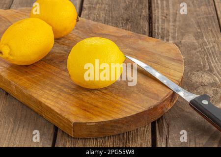 Zitronen. Auf einem Holzbrett. Stockfoto