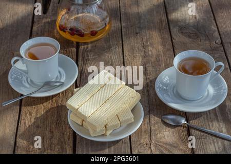 Teeparty mit süßen russischen Waffeln auf Holzhintergrund. Traditionelle Süßigkeiten und Dessert. Rustikal Stockfoto