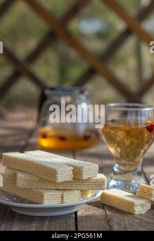 Teeparty mit süßen russischen Waffeln auf Holzhintergrund. Traditionelle Süßigkeiten und Dessert. Rustikal Stockfoto