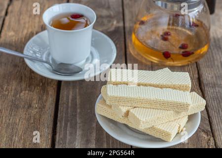 Teeparty mit süßen russischen Waffeln auf Holzhintergrund. Traditionelle Süßigkeiten und Dessert. Rustikal Stockfoto