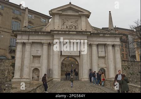 Bergamo, Italien - 15. januar 2023: Tor San Lorenzo, Eingang zum alten Dorf Stockfoto