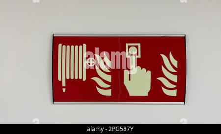 Abbildung: Warnsignal bei Verwendung des Feuerschutzschlauchs und der Taste für den Feueralarm Stockfoto