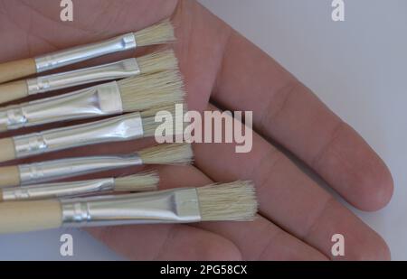 Pinsel in der Hand auf weißem Hintergrund malen, Nahaufnahme des Fotos Stockfoto