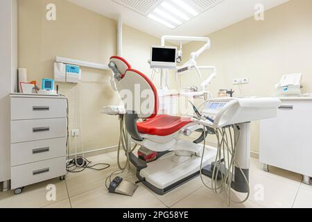 Zahnarztstuhl. Zahnärztliche Dienste. Moderne zahnärztliche Untersuchungen. Zahnärztlicher Stuhl und anderes Zubehör. Stockfoto