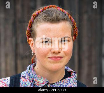 Porträt einer jungen Frau mit traditionellem norwegischem Bunad in Oslo, Norwegen. Stockfoto