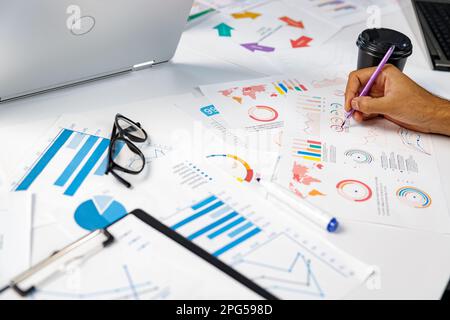Brainstorming Planung kreativer Teamarbeit, Nahaufnahme der Hände, Besprechung des Entwicklerteams der Mobiltelefon-App über das Layout des Prototyps für Smartphones mit Bildschirmanzeige Stockfoto